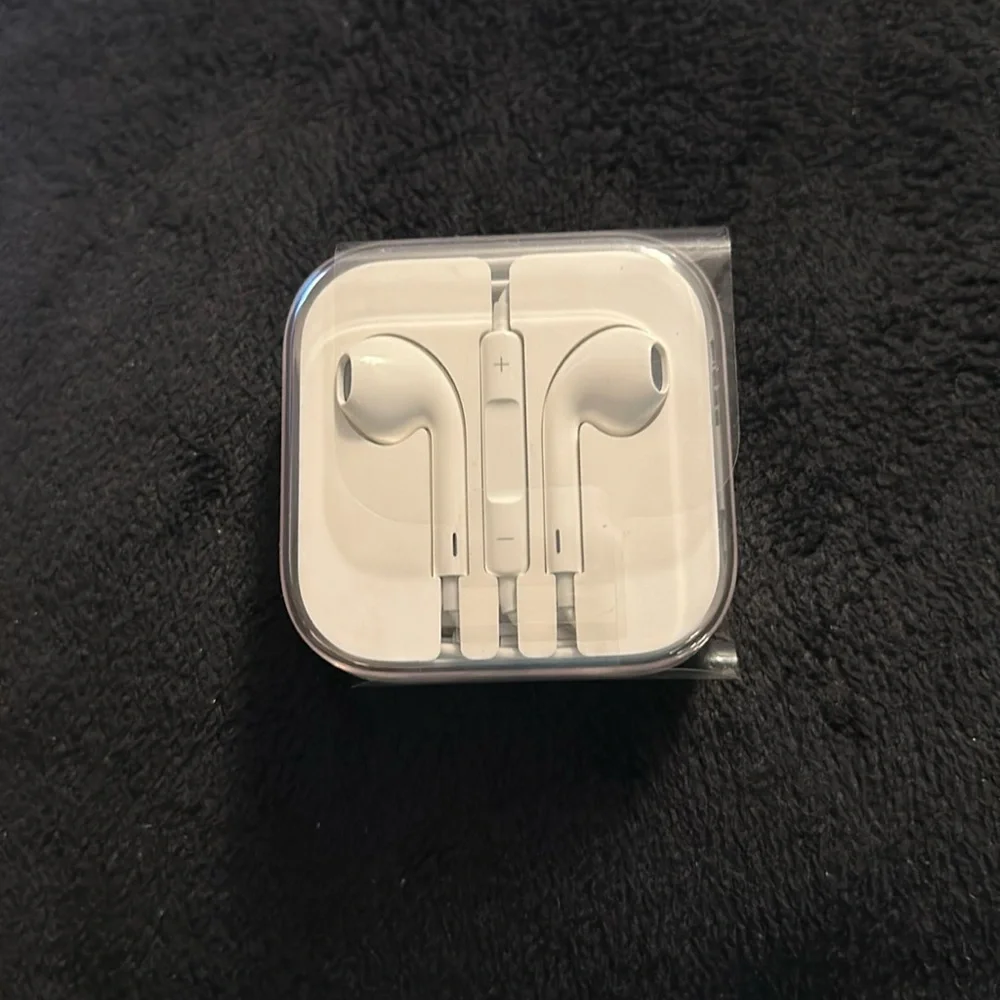 Authentic Apple Earbuds Wired with 3.5mm plug NEW